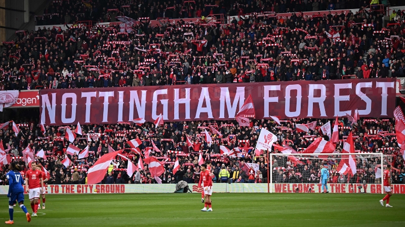 CĐV Nottingham Forest cổ vũ nhiệt tình tại sân nhà City Ground