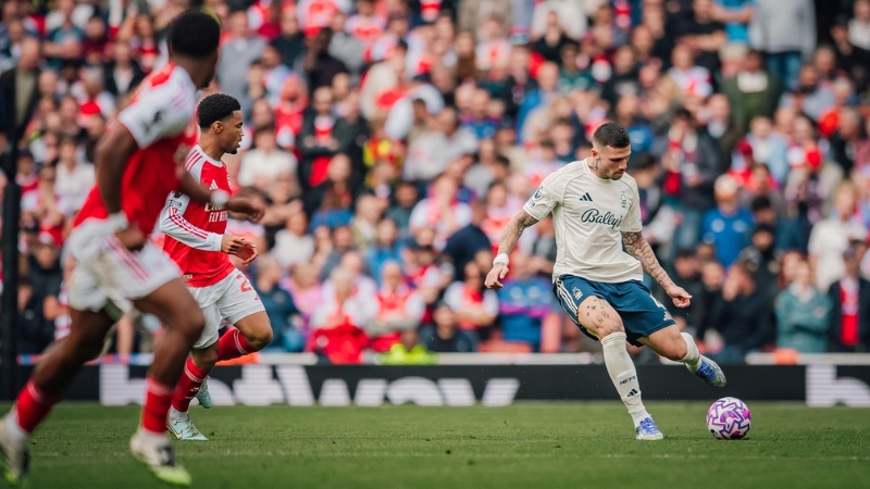 Pha tranh chấp bóng quyết liệt trong trận Arsenal vs Nottingham Forest (13/09)