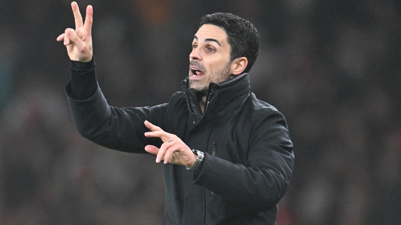 HLV Mikel Arteta chỉ đạo Arsenal từ khu kỹ thuật