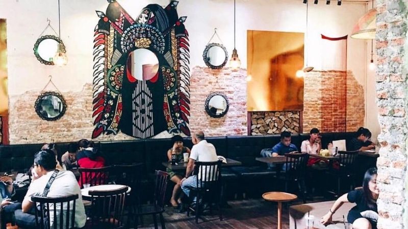 Đen Đá Coffee được thiết kế cổ điển và phục vụ xuyên đêm