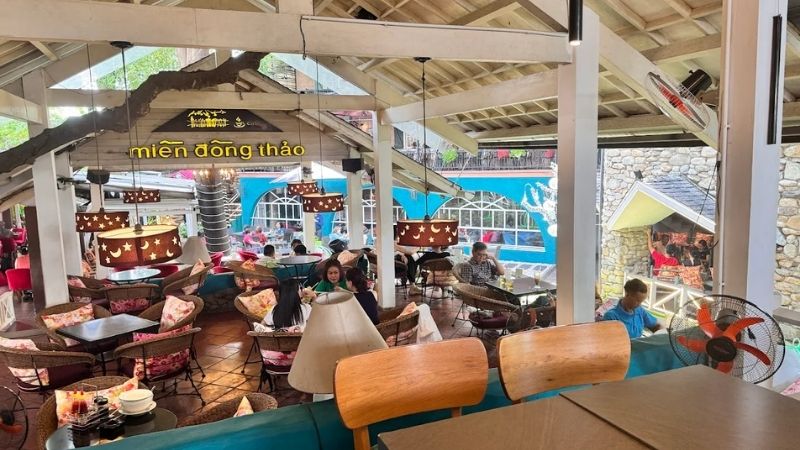 Miền Đồng Thảo Coffee có nhiều khu vực ngồi và khung cảnh đẹp