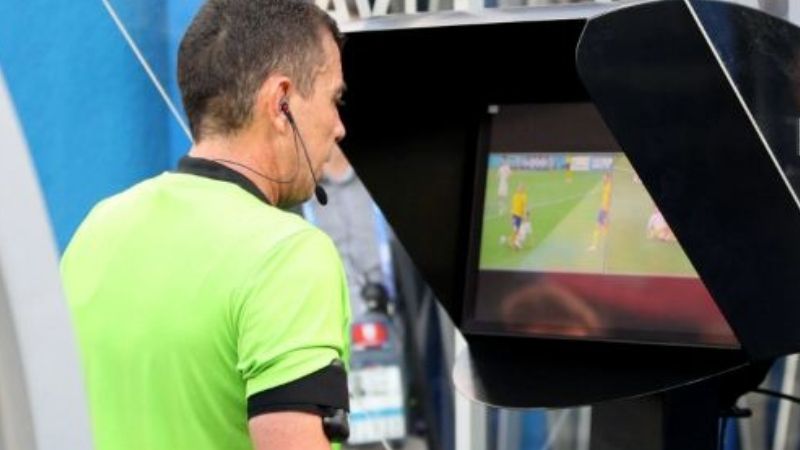 Trọng tài VAR theo dõi sát sao các góc máy