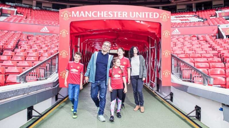 Du khách tham quan tour sân vận động Old Trafford