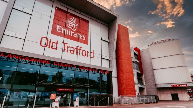 Cổng vào chào đón khách tham quan Old Trafford