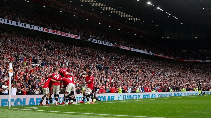 Không khí sôi động tại Old Trafford trong ngày thi đấu của MU