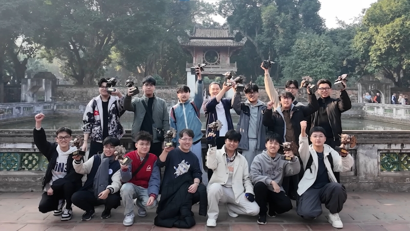 Các thành viên đội Việt Nam tại MrBeast World Wide Building Challenge