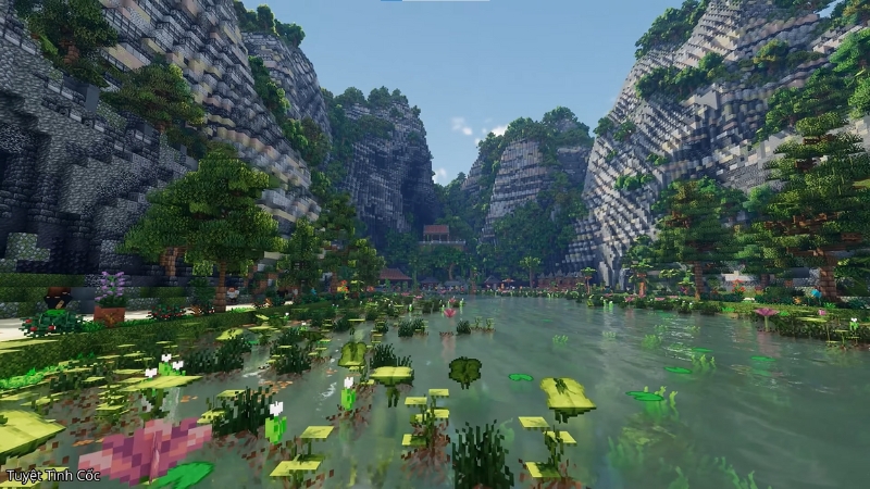 Tuyệt Tình Cốc với hai bên vách núi đá vôi cao chót vót và dòng sông xanh ngắt