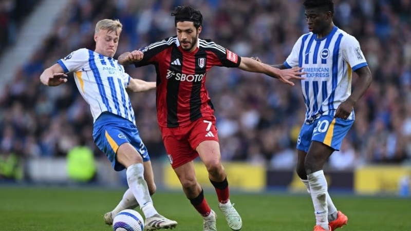 Cầu thủ Fulham và Brighton tranh chấp bóng trong trận đấu tại lượt đi