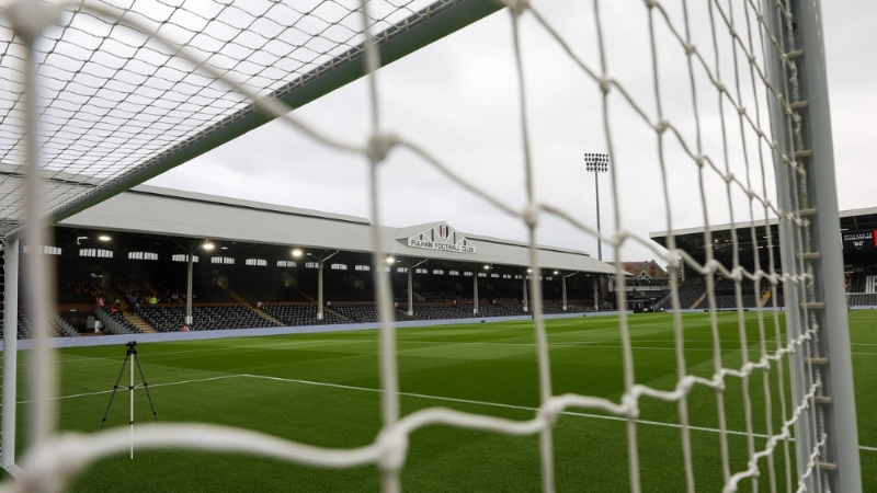 Khung thành sân Craven Cottage chuẩn bị cho trận Fulham vs Brighton