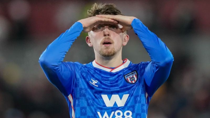 Đội trưởng Dan Neil có vai trò quan trọng trong việc điều phối lối chơi ở tuyến giữa.