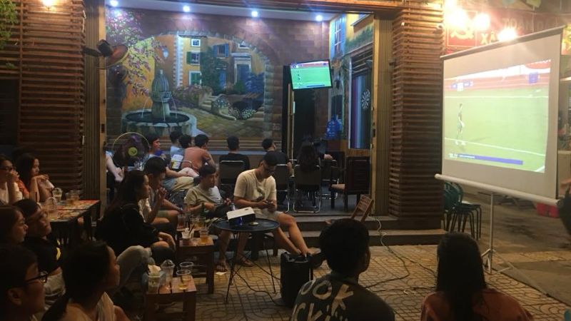 Sài Gòn Cafe đá nổi bật với hệ thống màn hình chiếu kép