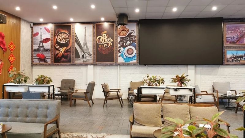 Màn hình chiếu lớn với nhiều góc ngồi dễ quan sát tại Coffee Stop