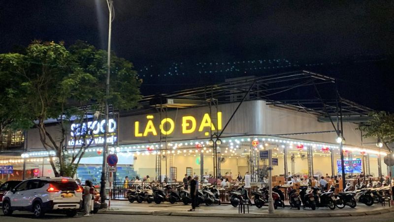 Lão Đại Đà Nẵng tọa lạc trên con đường Võ Văn Kiệt sầm uất