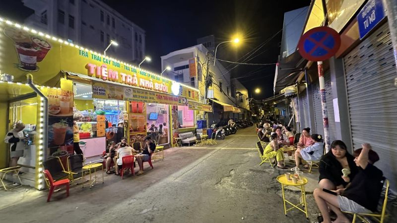 Không khí sôi động tại Tiệm Trà Nhà Bưởi