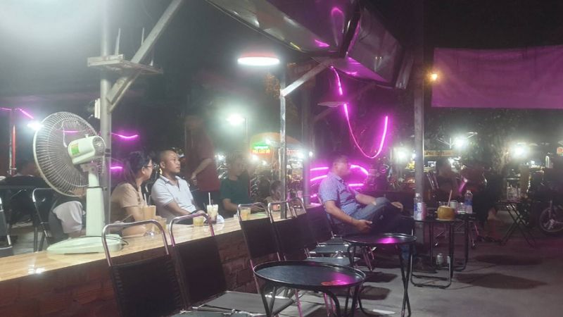 Cafe Độc Quán thoáng mát và có nhiều chỗ ngồi