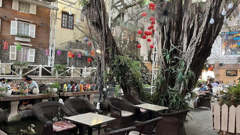 Nhật Nguyệt Garden Cafe với không gian sân vườn thoáng mát