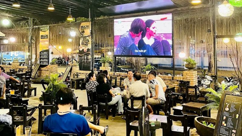 FC Good Coffee với màn chiếu lớn dễ quan sát