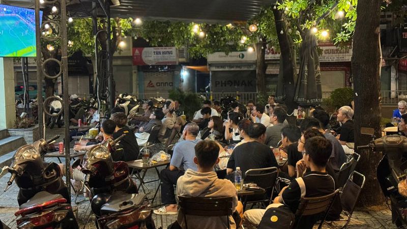 Khung cảnh xem bóng đá tại Tiệm cà phê TURIN 1986