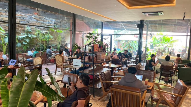 Không gian rộng rãi tại Gạch Cafe
