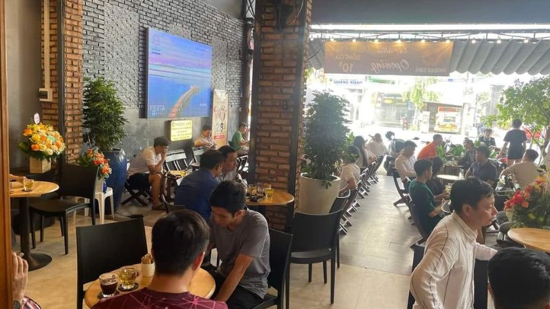 Phoenix Cafe với màn hình TV lớn và sắc nét