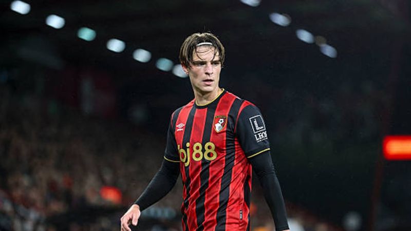 Alex Scott là một trong những mục tiêu mà MC nhắm đến