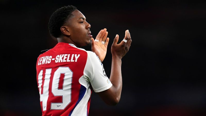 Myles Lewis-Skelly tiếp tục được giữ lại
