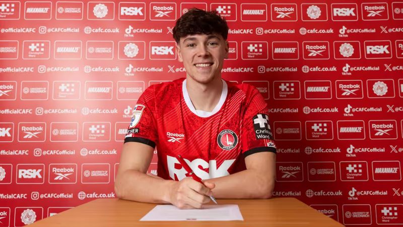Luke Chambers tạm thời khoác áo Charlton Athletic