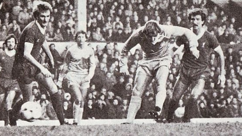 Những cuộc đối đầu đầu tiên giữa hai đội bóng đã đặt nền móng cho cuộc kình địch kéo dài hơn một thế kỷ