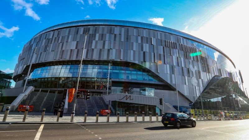 Mặt ngoài của sân vận động được bao phủ bởi các tấm kim loại đục lỗ uốn cong độc đáo