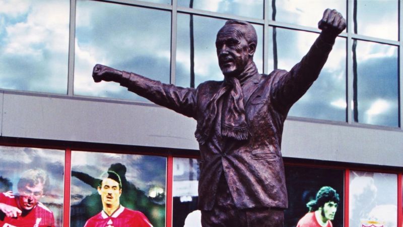 Bức tượng đồng và cánh cổng HLV Shankly tại Anfield