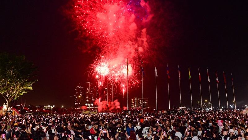 Nên đến sớm để chọn được vị trí xem pháo hoa trọn vẹn