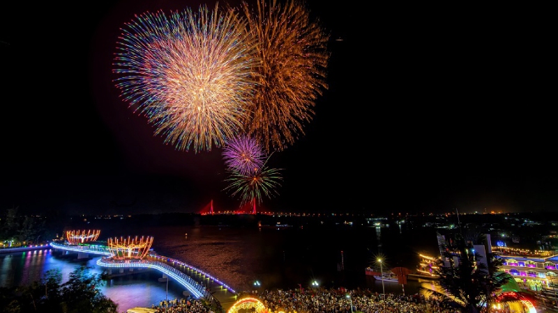 Cần Thơ bắn pháo hoa tầm cao ở khu vực gần công viên Sông Hậu