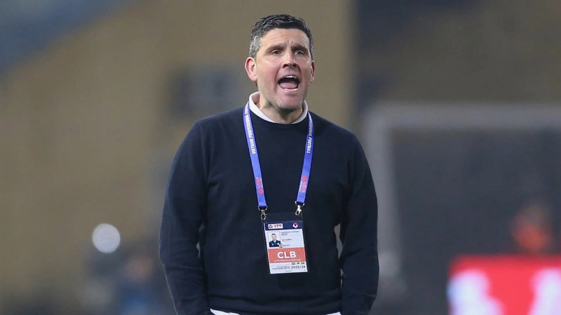 HLV Gerard Albadalejo bị cấm chỉ đạo 2 trận do hành vi phản ứng gay gắt với trọng tài