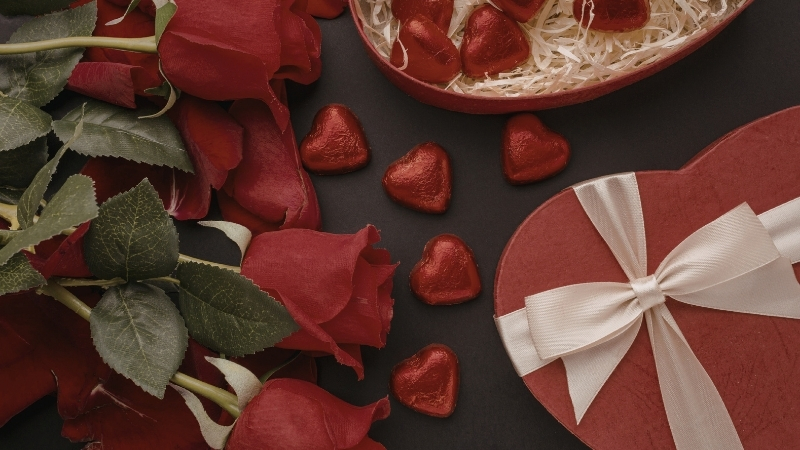 Hoa hồng đỏ và chocolate ngọt ngào cho ngày Valentine