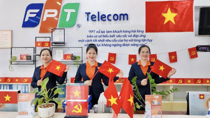 Nhân viên FPT sẽ hướng dẫn khách hàng lắp Wifi FPT Quận 4, TPHCM