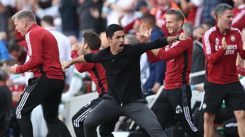 HLV Mikel Arteta ăn mừng bàn thắng trong trận derby Bắc London