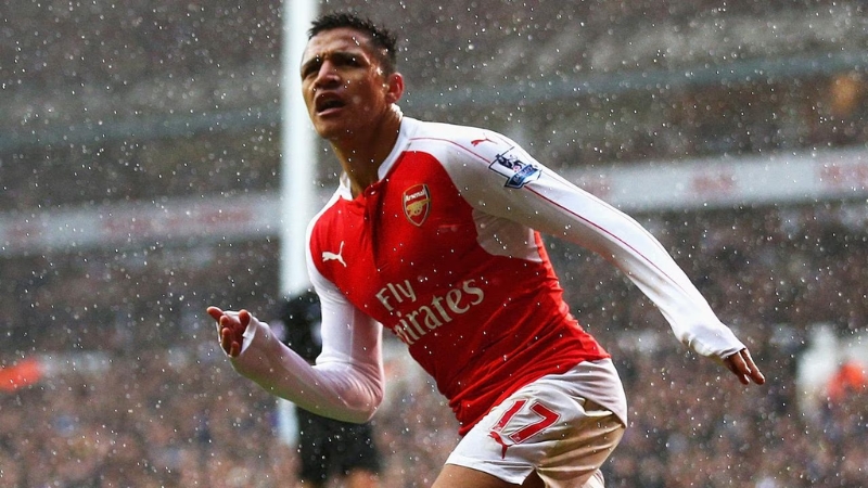 Alexis Sanchez ghi bàn cho Arsenal trong trận hòa 2-2 với Tottenham năm 2016