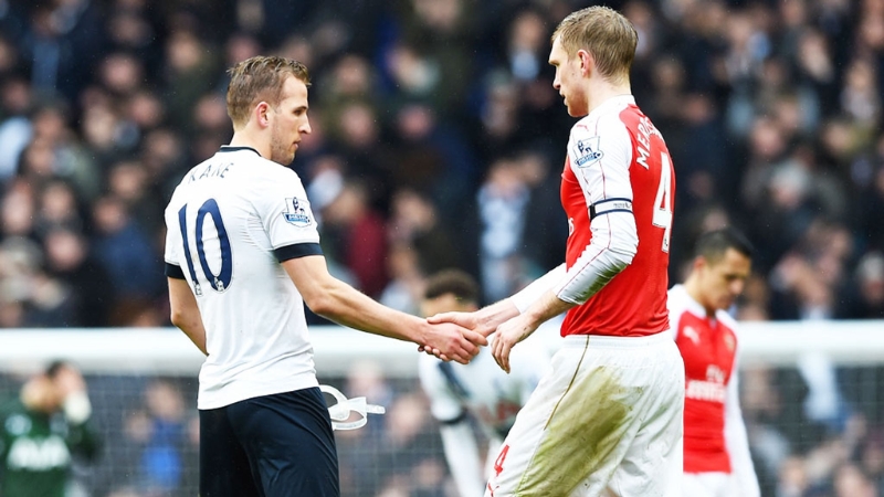 Cầu thủ Arsenal và Tottenham bắt tay sau trận derby Bắc London