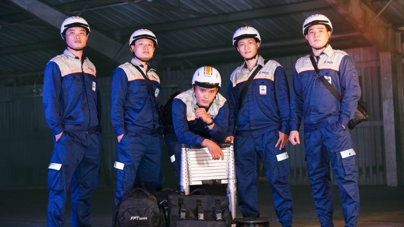 Đội ngũ nhân viên kỹ thuật FPT lắp đặt Wifi cho khách hàng