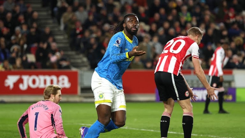 Wolves ngược dòng để giành 1 điểm trên sân Brentford