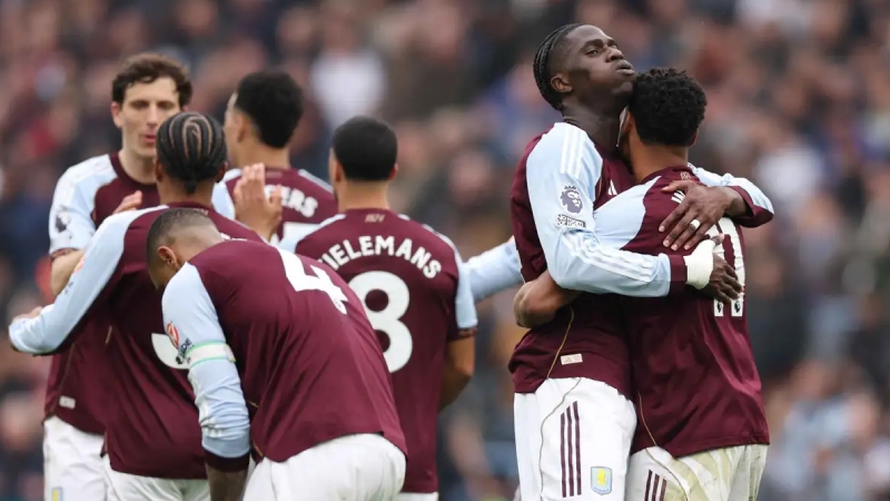 Aston Villa giành chiến thắng và chỉ còn kém Man United đúng 1 điểm