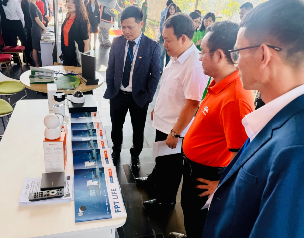 Gian hàng FPT thu hút sự đông đảo khách tham quan trải nghiệm (Ảnh: FPT)