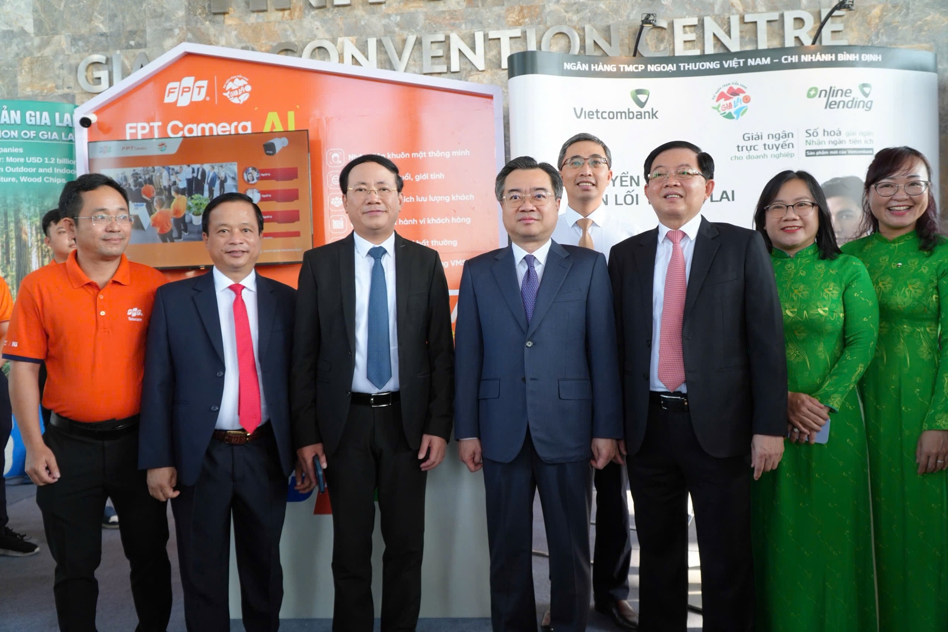 rưởng ban Chính sách, chiến lược Trung ương Nguyễn Thanh Nghị, Phó Thủ tướng Hồ Quốc Dũng cùng các lãnh đạo tỉnh Gia Lai tham quan tại gian hàng FPT (Ảnh: FPT)