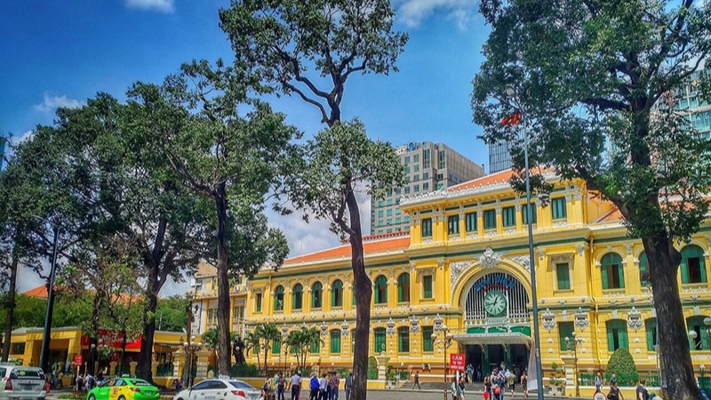 Bưu điện TP.HCM nổi bật với màu vàng rực rỡ
