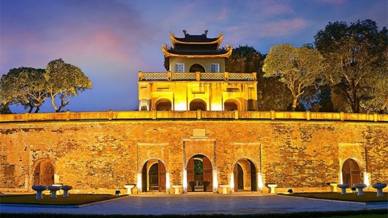 Hoàng thành Thăng Long lên đèn về đêm