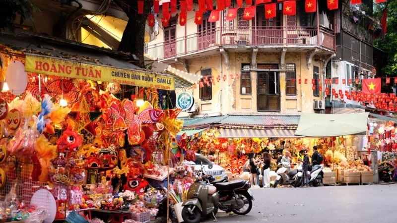 Phố Hàng Mã thay màu áo đỏ rực mỗi dịp lễ