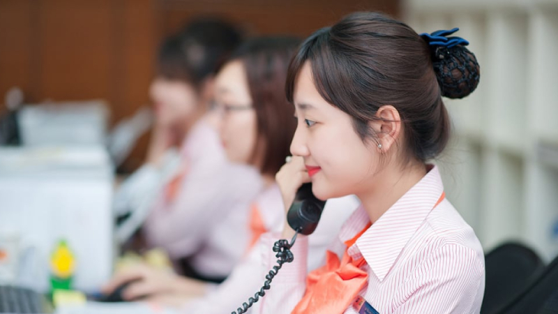 Tại FPT, đội ngũ chăm sóc khách hàng luôn tận tình hỗ trợ 24/7