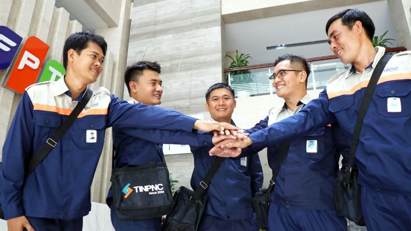 Kỹ thuật viên FPT lắp đặt chuyên nghiệp, đáp ứng nhu cầu lắp đặt Internet FPT cho giáo viên