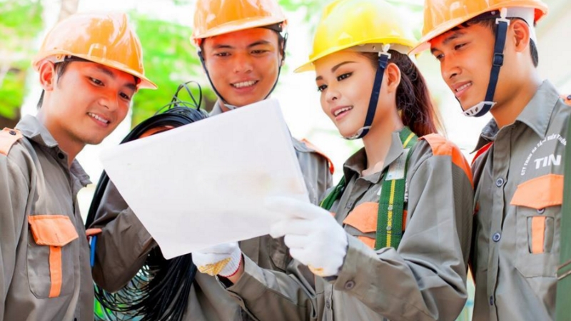 Kỹ thuật viên FPT tiến hành lắp đặt Internet nhanh chóng, chuyên nghiệp