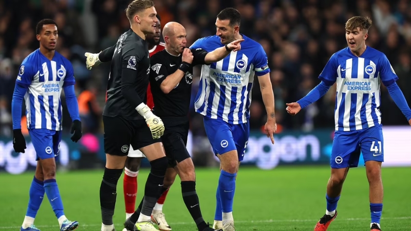 Đội trưởng Lewis Dunk phải ngồi ngoài vì tích lũy đủ 10 thẻ vàng